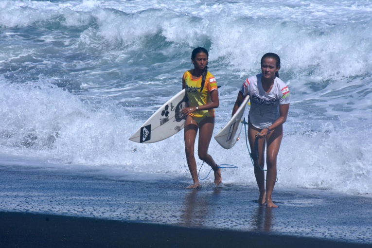 Heimiti Fierro (en blanc) et sa petite sœur Kohai à leur aise sur le beach break de Papara