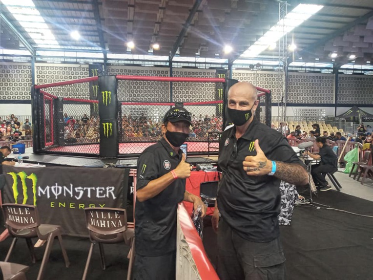 Le 12 juin, Bernard Di Rollo et son association Tahiti Xtrem Art organisaient la première soirée de combat du MMA polynésien. Le 12 juin, Bernard Di Rollo et son association Tahiti Xtrem Art organisaient la première soirée de combat du MMA polynésien.
