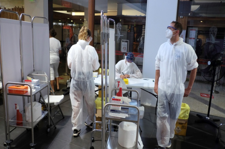 Le test antigénique à l'arrivée des vols internationaux remplacé par un autotest Le test antigénique à l'arrivée des vols internationaux remplacé par un autotest