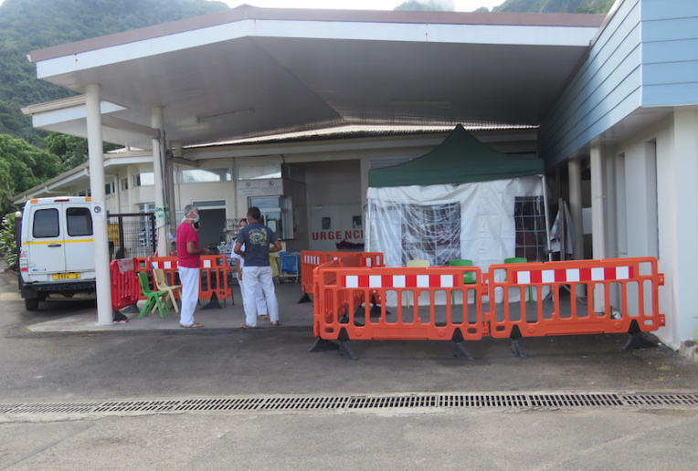Face à l'afflux de patients, une tente a dû être installée à l'entrée des urgences de l'hôpital de Afareaitu.
