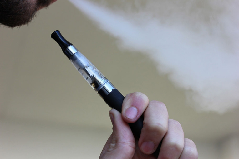 Le boutiquier avait importé des e-liquides pour cigarette électronique à base de CBD depuis la métropole (©AFP)
