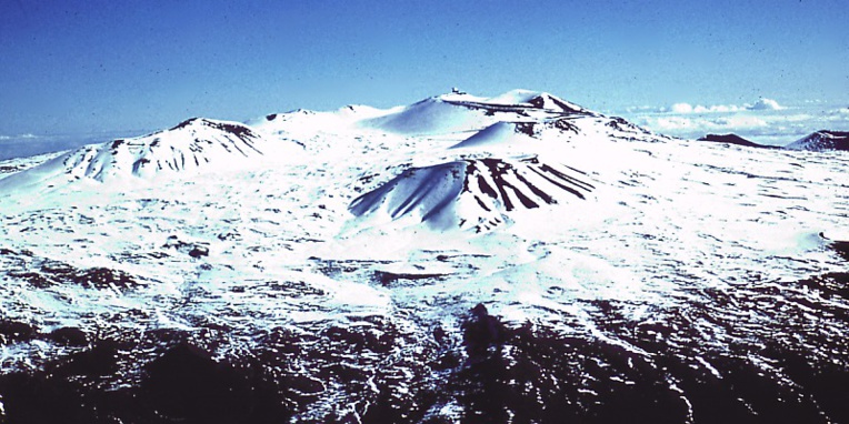 Le Mauna Kea en hiver, tel que l’avait escaladé en 1834 David Douglas, qui déplora une très difficile marche dans une neige profonde.