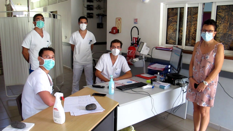 Une partie du personnel du bloc opératoire et du service imagerie venus en renfort des équipes préposées au Covid-19, avec Estelle Sargues la directrice de l’hôpital marquisien (à droite).