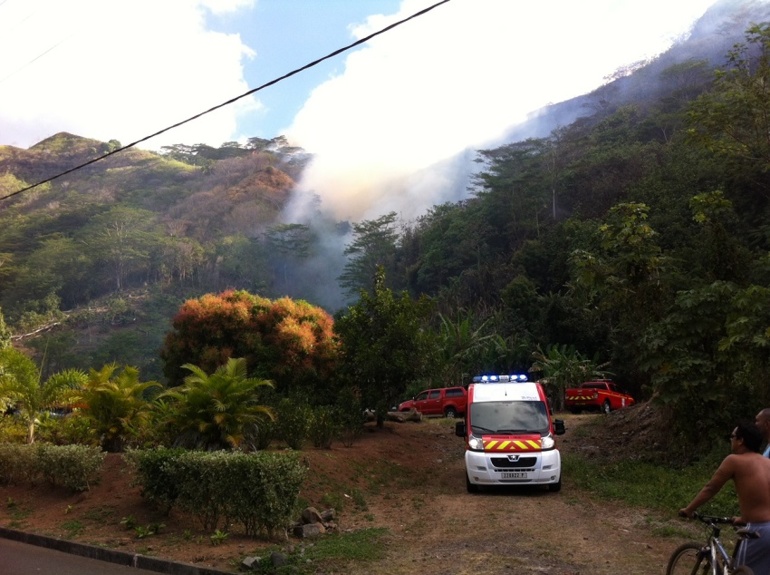 Feu de brousse à Mahina : tous les centres de secours de Tahiti mobilisés