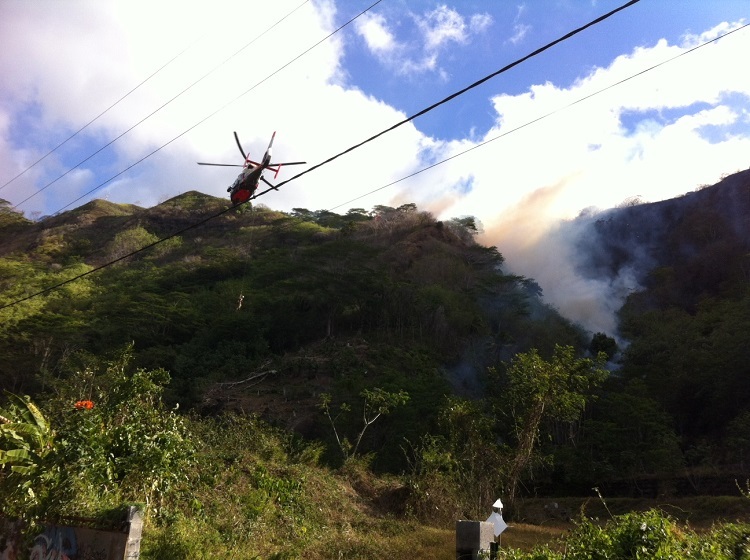 Feu de brousse à Mahina : tous les centres de secours de Tahiti mobilisés