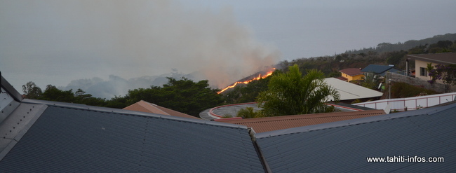 17h30: les flammes de plus en plus perceptibles depuis le hameau de Mahinarama