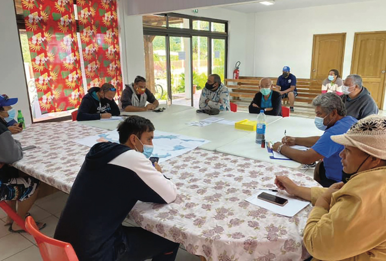 Dimanche matin, une réunion extraordinaire était organisée à la mairie de Rikitea afin d'organiser l'arrivée du Taporo avec à son bord un équipage infecté par le Covid-19. (© Commune des Gambiers) Dimanche matin, une réunion extraordinaire était organisée à la mairie de Rikitea afin d'organiser l'arrivée du Taporo avec à son bord un équipage infecté par le Covid-19. (© Commune des Gambiers)