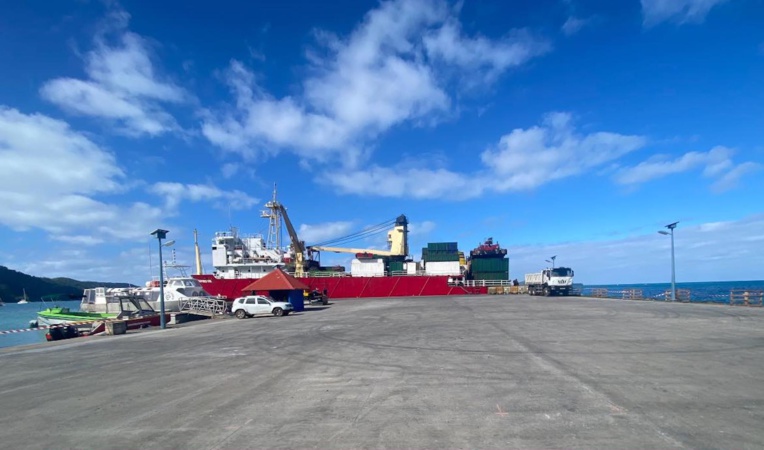 Le Taporo VIII repart vers Tureia Le Taporo VIII repart vers Tureia