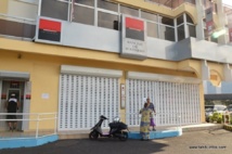 L'agence de la Banque de Polynésie le 4 janvier 2012, fermée après le vol à mai armée commis dans la matinée.