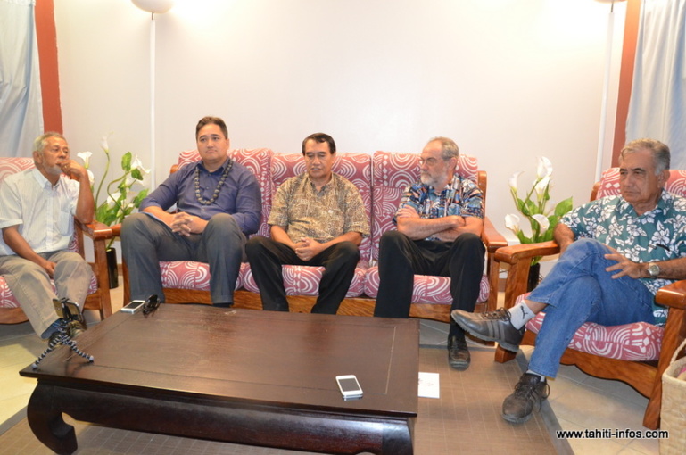 Vito Maamaatua, Richard Tuheiava, Antony Géros, Jacqui Drollet et Oscar Temaru, jeudi 12 septembre dans les locaux du groupe UPLD à l'Assemblée