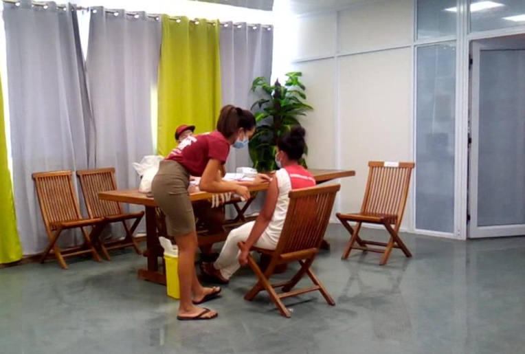 La salle de vaccination est installée dans la mairie.