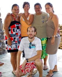 Te mau mero o te tā'atira'a 'Apa 'e Reo. I te pae 'atau o Vaea Billy, te peretiteni . - Hoho'a i pata hia e : 'Apa 'e Reo Nui