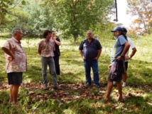 Le maire de Taiarapu Ouest, Clarenntz Vernaudon, en visite sur le site retenu pour l'aménagement du futur forage.