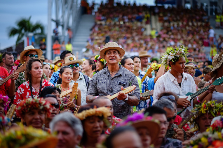 Le 11 avril 2015, 4792 joueurs de ukulele se sont réunis dans l'arène de To'ata pour interpréter la chanson phare de Henrietta Alves ( © Stéphane SAYEB)