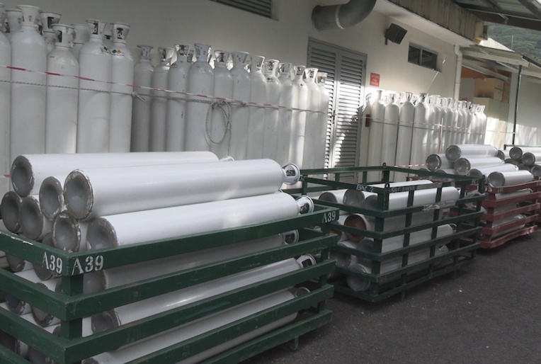 Des bouteilles d'oxygène, arrivées par bateau, ont été livrées à l'hôpital de Uturoa.