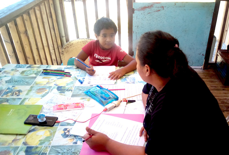 Continuité pédagogique à la maison pour Warren, 6 ans et sa maman Mira Temahuki. Continuité pédagogique à la maison pour Warren, 6 ans et sa maman Mira Temahuki.