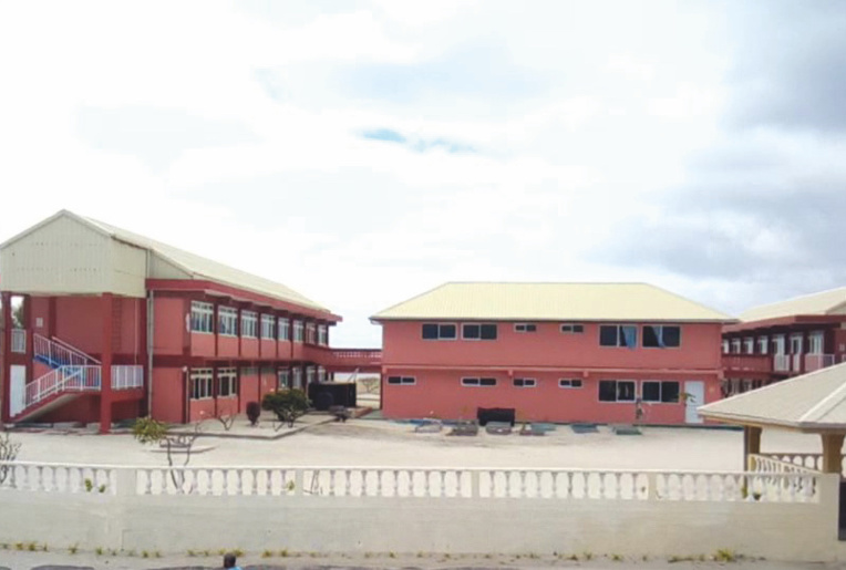 Comme tous les établissements scolaires de Polynésie, l'école primaire de Hao est fermée. La continuité pédagogique s'organise pour ses 118 élèves.