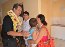 Le ministre Marcel Tuihani avec l'une des familles attributaire dans son logement de la résidence Tepapa 3.