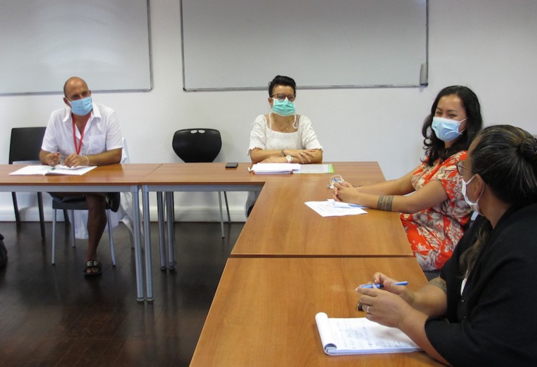 Chaque semaine les autorités de l’île et de l’archipel se réunissent autour de la directrice de l’hôpital en PC de crise pour faire le point sur la situation sanitaire des Marquises. Chaque semaine les autorités de l’île et de l’archipel se réunissent autour de la directrice de l’hôpital en PC de crise pour faire le point sur la situation sanitaire des Marquises.