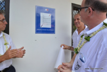Alain Bauer président de la CNAPS et Eric Brendel directeur des Opérations de la  CNAPS en Polynésie découvrent la plaque des locaux de la Commission à Papeete.