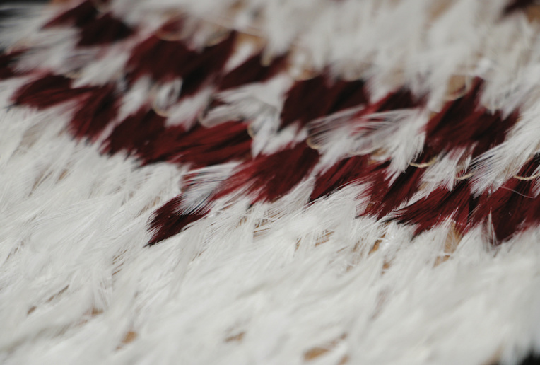 Orama précise que son travail de reconstitution du maro'ura ne peut se faire que par spéculation notamment pour le motif, puisqu'il n'existe pas de modèle sur lequel s'appuyer. (© Orama Nigou) Orama précise que son travail de reconstitution du maro'ura ne peut se faire que par spéculation notamment pour le motif, puisqu'il n'existe pas de modèle sur lequel s'appuyer. (© Orama Nigou)