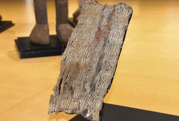 Le fragment du maro'ura, redécouvert dans les réserves du musée du quai Branly, qui lui consacrera une exposition à partir de 19 octobre. À l'époque la pièce entière pouvait mesurer 4 mètres.