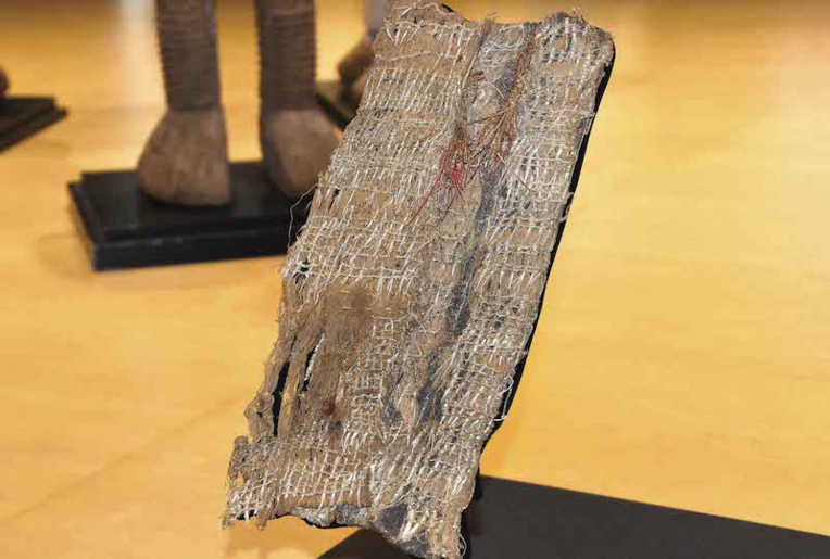 Le fragment du maro'ura, redécouvert dans les réserves du musée du quai Branly, qui lui consacrera une exposition à partir de 19 octobre. À l'époque la pièce entière pouvait mesurer 4 mètres. Le fragment du maro'ura, redécouvert dans les réserves du musée du quai Branly, qui lui consacrera une exposition à partir de 19 octobre. À l'époque la pièce entière pouvait mesurer 4 mètres.