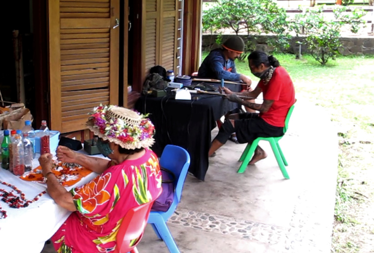 Les artisans souhaitent que soit agrandie la partie extérieure du fare qui sert d’atelier de travail et de démonstration, entre autres. Les artisans souhaitent que soit agrandie la partie extérieure du fare qui sert d’atelier de travail et de démonstration, entre autres.