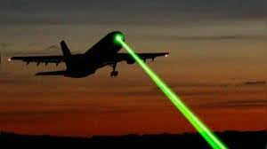 Un homme pointe un laser sur un avion avant d'être interpellé par la gendarmerie