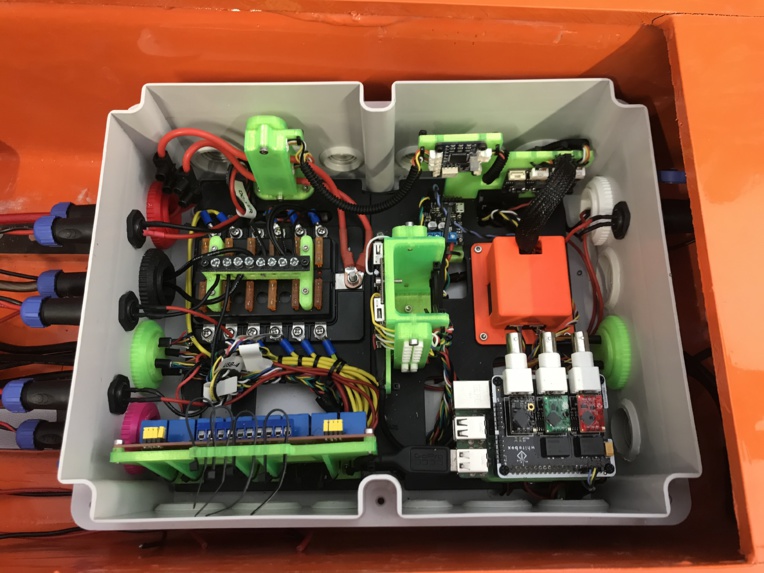 Le drone est équipé de nombreux systèmes embarqués. Le drone est équipé de nombreux systèmes embarqués.