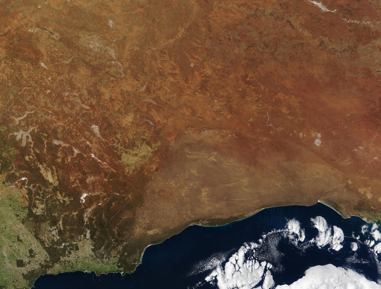 Une vue par satellite du désert de Nullarbor au sud de l’Australie. Il n’y a ni végétation ni eau, ni vie...