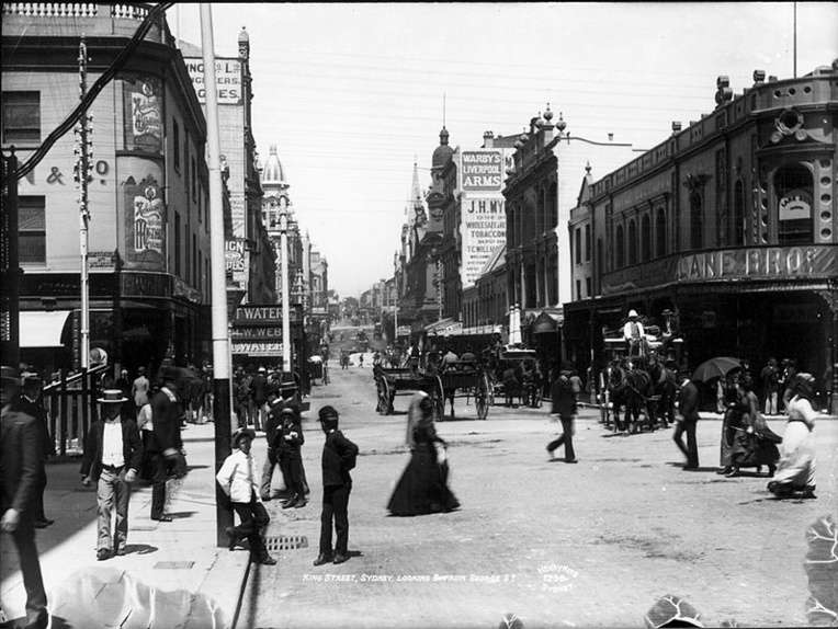 King Street à Sydney; à l’époque, la traversée de la partie désertique du sud de l’Australie valut à Gilbert une certaine admiration de la part de la presse australienne.