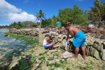 Des habitants des îles Kiribati contruisent une digue pour se protéger de la hausse du niveau de la mer (SPC/AFP/Archives, -)
