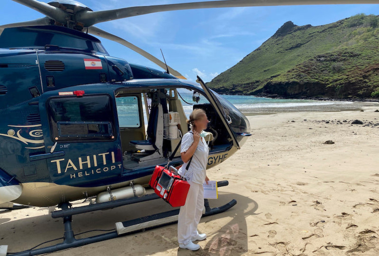TNH a effectué 450 évasan en 14 mois.  Ici, une évasan réalisée dans la baie de Hakaea sur l'île de Nuku Hiva. (© Tahiti Nui Helicopters)