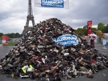 Pyramide de chaussures à Paris contre les mines et bombes à sous-munitions