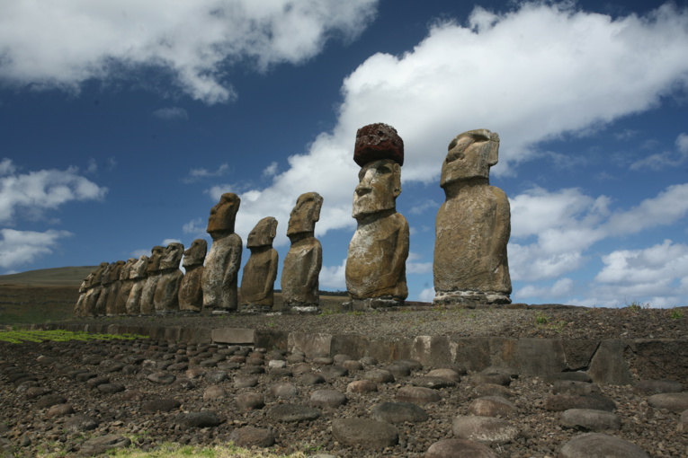 La théorie selon laquelle ce sont des Indiens venus de l’Amérique du Sud qui ont sculpté les moai de l’île de Pâques est certes plaisante, mais les statues sont bien antérieures à 1450. Et dire que ce sont des étrangers qui les ont réalisées, c’est nier toute la créativité des Polynésiens qui peuplaient l’île depuis longtemps.