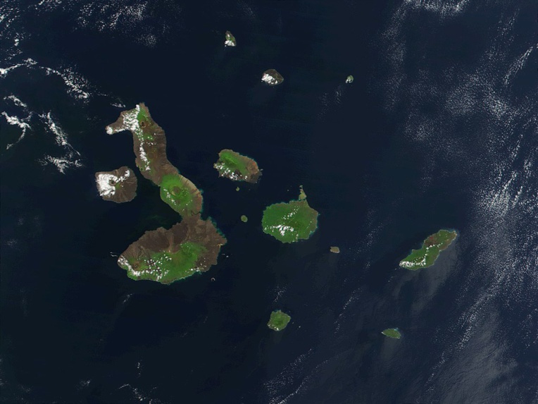 Une vue par satellite de l’archipel des Galápagos où se sont sans doute rendus des hommes relevant de l’autorité de l’Inca Tupac Yupanqui. Ils ne sont très probablement pas allés plus loin contrairement à ce que véhiculent légendes et croyances.