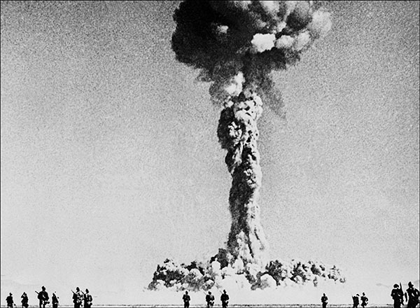 Vue d'une explosion expérimentale, le 25 avril 1952, d'un modèle de bombe H - bombe thermonucléaire ou à hydrogène - cousine des bombes atomiques lancées sur Hiroshima et Nagasaki en 1945. AFP