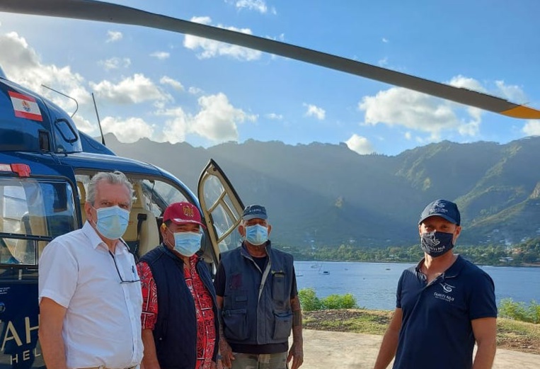 Grâce à l’aide de Tahiti nui Helicopters, le maire de Nuku Hiva, l’administrateur d’État des Marquises et les pompiers survolent régulièrement la zone de l’incendie afin de contrôler l’avancée du feu dans la zone inaccessible par la route. Grâce à l’aide de Tahiti nui Helicopters, le maire de Nuku Hiva, l’administrateur d’État des Marquises et les pompiers survolent régulièrement la zone de l’incendie afin de contrôler l’avancée du feu dans la zone inaccessible par la route.