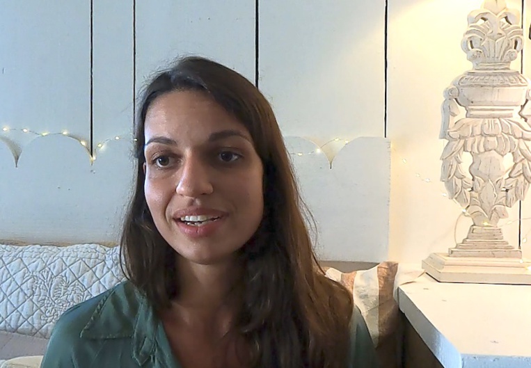 Clémentine a peint ses tableaux en métropole mais l'inspiration polynésienne est bien présente. Clémentine a peint ses tableaux en métropole mais l'inspiration polynésienne est bien présente.