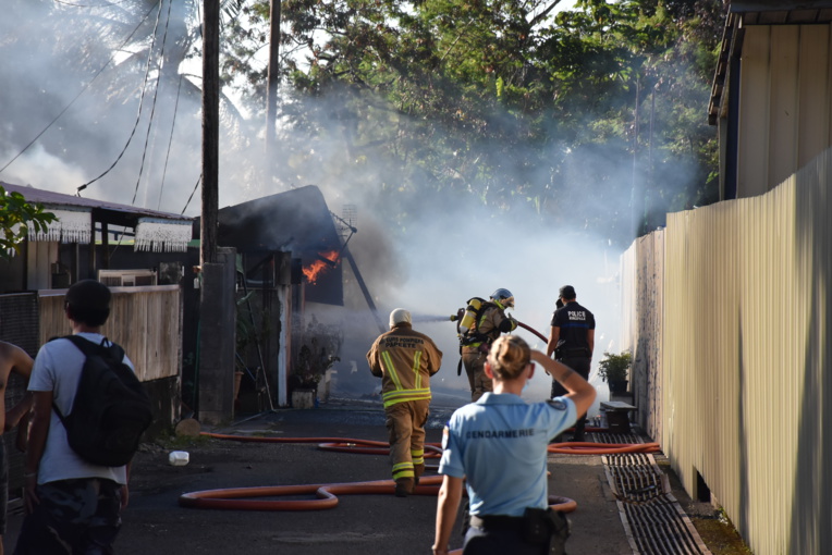 Un incendie détruit quatre maisons à Arue Un incendie détruit quatre maisons à Arue