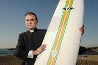 Sur la côte basque,un sacerdoce sur une planche de surf