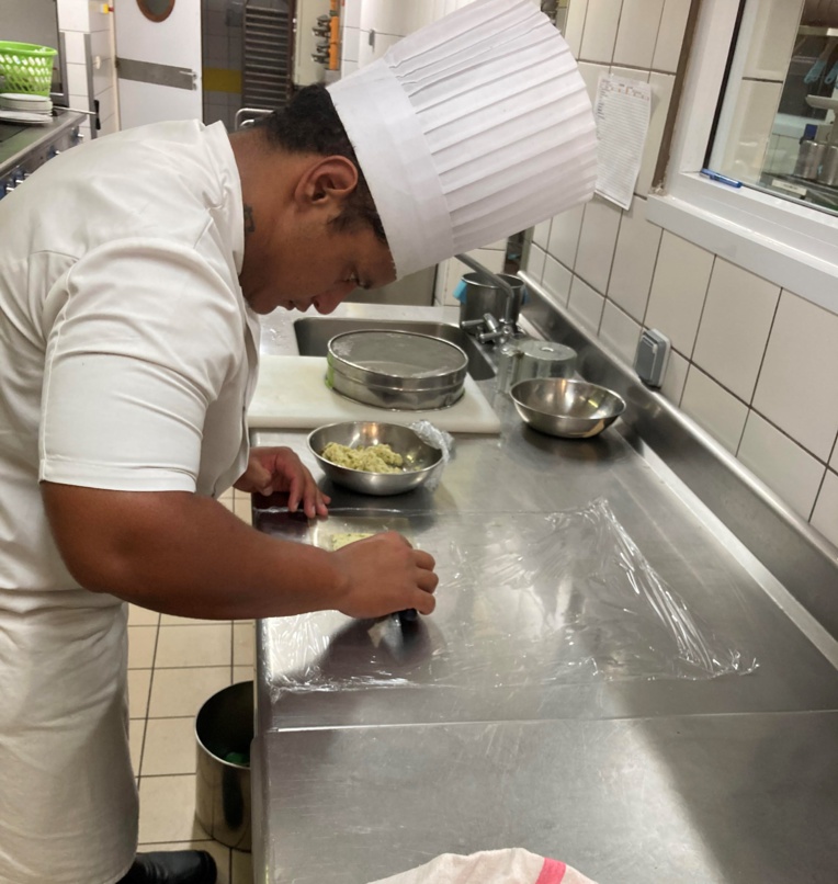 Juliano Hiriga a préparé un menu composé de quatre entrées et deux desserts spécialement pour le concours. Juliano Hiriga a préparé un menu composé de quatre entrées et deux desserts spécialement pour le concours.