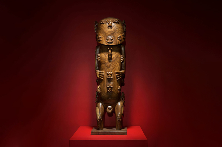 Le superbe A’a de la galerie Manua Exquisite Tahitian. Poids : 6 kg. Dimensions : 24 x 56 cm. Matériau : bois. A voir sur le site https://www.manuatahitianart.com/collections/tiki-aa/