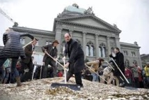 Une idée de poids : 8 millions de pièces de monnaie devant le Parlement suisse