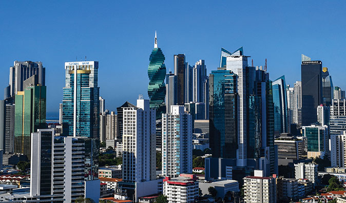 Panama, Panama | AFP | lundi 03/10/2021 - 20:18 UTC-9 | 546 mots  Un prestigieux cabinet d'avocats panaméen est nommé dans le scandale financier "Pandora Papers" comme impliqué dans la création de sociétés offshore pour dissimuler l'argent de plus de 160 politiciens et personnalités publiques dans des paradis fiscaux. Luis ACOSTA / AFP