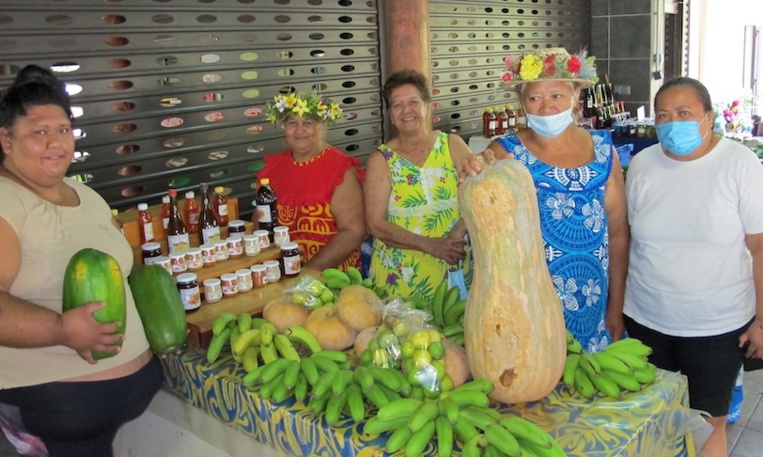 Cette semaine les agriculteurs de toutes les vallées de Nuku Hiva exposent leurs plus beaux spécimens de fruits et de légumes locaux au marché de Taiohae.