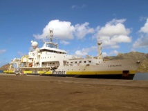 Le navire océanographique Atalante à quai à Taiohae, Nuku-Hiva, dans le cadre du programme ExtRaPlaC