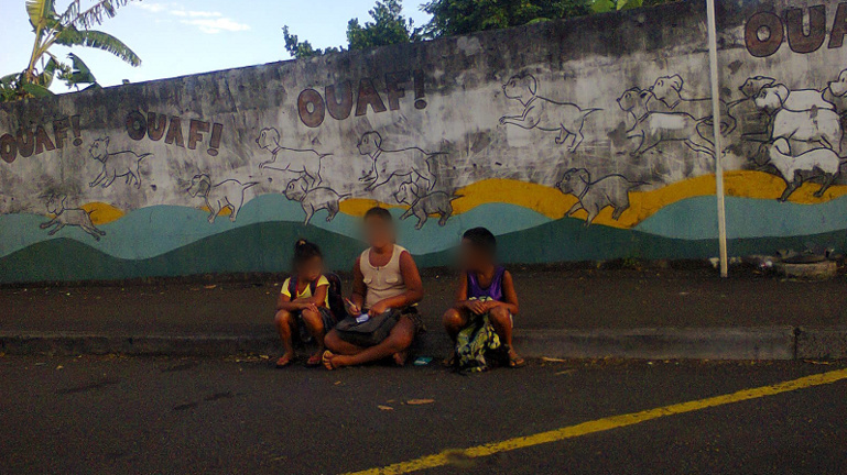 La photo qui parle: ces enfants attendent leur bus scolaire