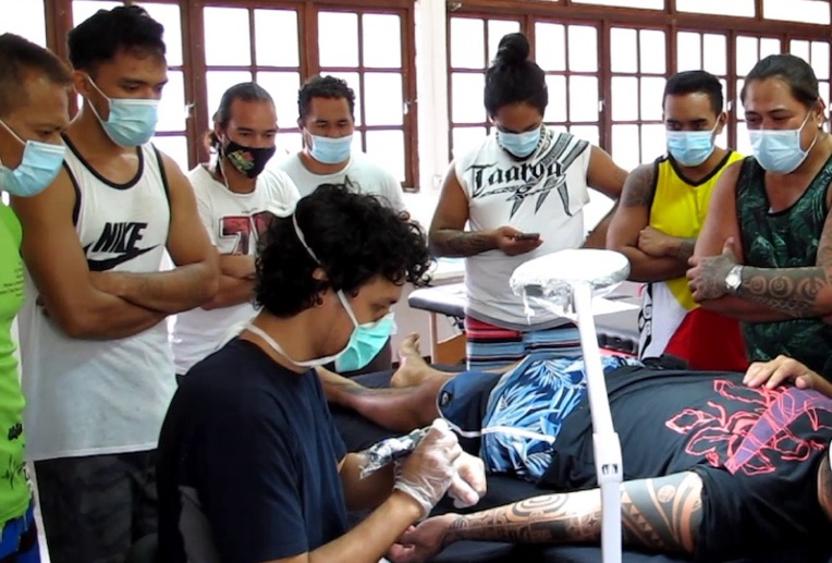 Cette semaine les stagiaires assistent à des démonstrations de tatouage en situation réelle, réalisées par leur formateur Heretu Tetahiotupa.